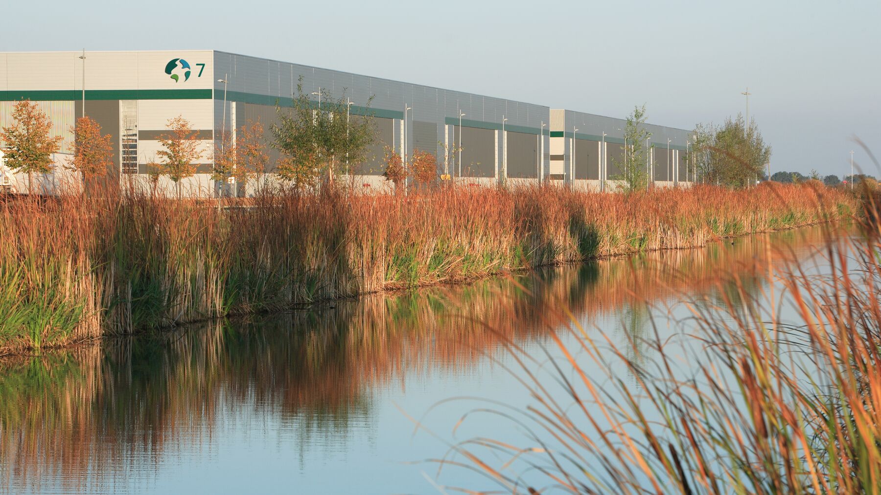 Prologis lagerbyggnad intill en flod