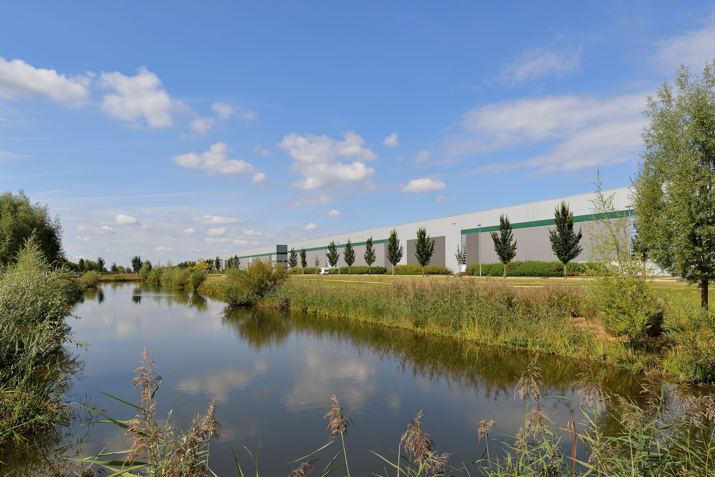 Prologis lagerbyggnad intill en flod